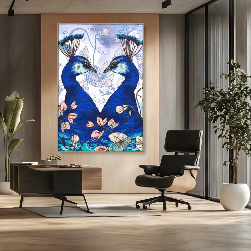 Tablou canvas cu tablou canvas cu doi pauni albastri, in rama de aluminiu auriu, pe perete intr-un birou